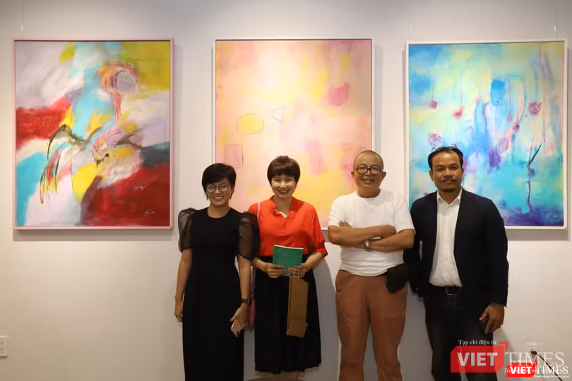 Hoạ sĩ Lê Kinh Tài - áo trắng - đến chia vui với ng.anhanh (áo đen, ngoài cùng bên trái ảnh)