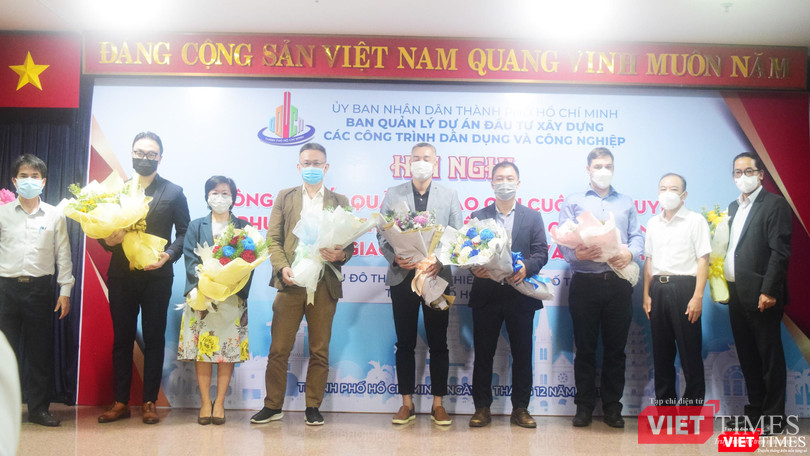 Các đơn vị dự thi nhận hoa từ BTC. Ảnh: Hoà Bình