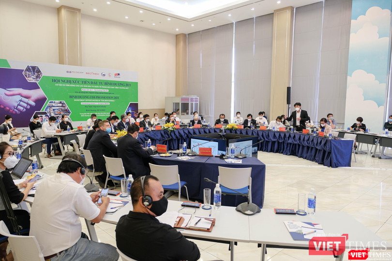 Toàn cảnh hội thảo đa phương kết hợp trực tiếp và trực tuyến