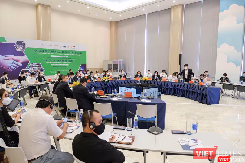 Toàn cảnh hội thảo đa phương kết hợp trực tiếp và trực tuyến Toàn cảnh hội thảo đa phương kết hợp trực tiếp và trực tuyến