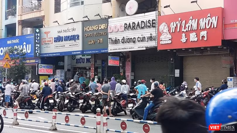 Sáng 21/8, hàng trăm người xếp hàng dài dằng dặc trước mỗi nhà thuốc, cửa hàng tiện lợi. Ảnh: Hoà Bình