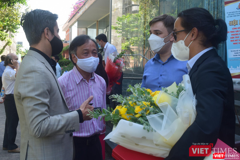 Ông Lê Ha My - Giám đốc Nhà hát Giao hưởng Nhạc vũ kịch TP.HCM (bên trái) và ông Trần Vương Thạch - nguyên GĐ Nhà hát trao đổi với đơn vị đoạt Giải Nhì. Ảnh: Hoà Bình