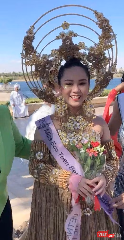 Bella Vũ Huyền Diệu tại phần thi trang phục về môi trường