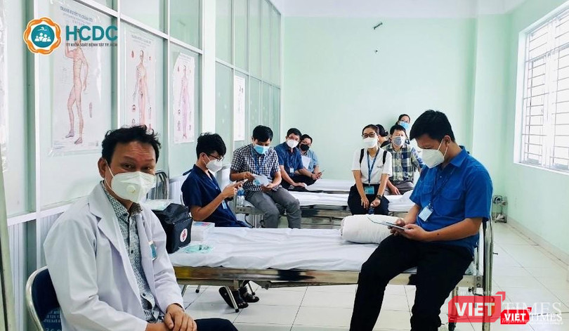 Lực lượng y tế theo dõi 30 phút sau tiêm chủng vaccine phòng COVID-19. Ảnh: HCDC