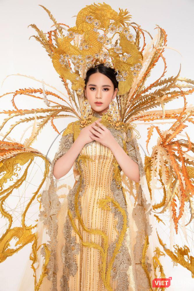 Bộ quốc phục với kỹ thuật kết hạt thủ công tạo nên từ những hạt pha lê Bộ quốc phục với kỹ thuật kết hạt thủ công tạo nên từ những hạt pha lê