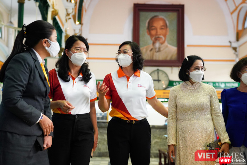 Đại biểu, khách mời tham quan Bưu điện Thành phố Hồ Chí Minh