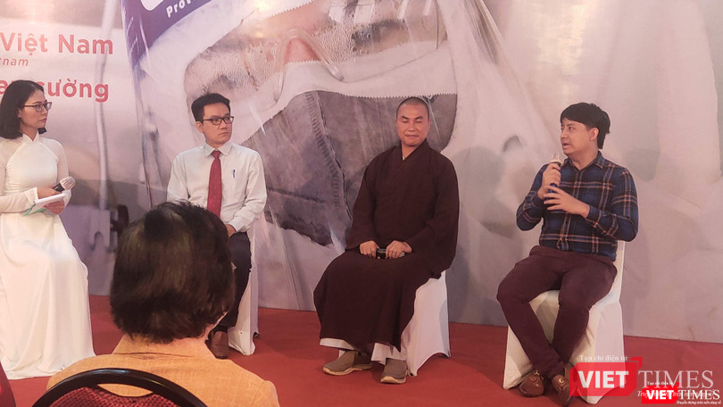 PGS.TS. BS. Lê Minh Khôi – Phó Giám đốc Trung tâm Hồi sức COVID-19 Bệnh viện Đại học Y Dược TP.HCM, sư thầy đại diện bếp ăn Tường Nguyên (huyện Nhà Bè) mỗi ngày nấu hàng ngàn phần ăn ủng hộ bệnh viện dã chiến, khu cách ly; CEO Hoàng Tuấn Anh – ông chủ ATM Gạo. Mỗi nhân vật đều là những câu chuyện xúc động - Ảnh: Hoà Bình