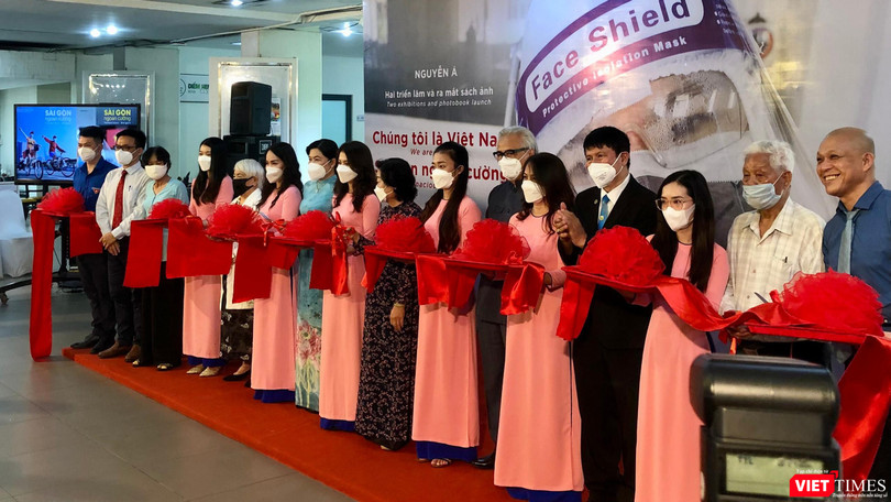 Cắt băng khai mạc triển lãm ảnh và ra mắt sách của nhiếp ảnh gia Nguyễn Á