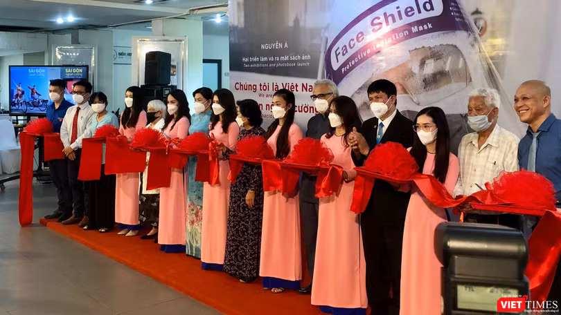 Cắt băng khai mạc triển lãm ảnh và ra mắt sách của nhiếp ảnh gia Nguyễn Á