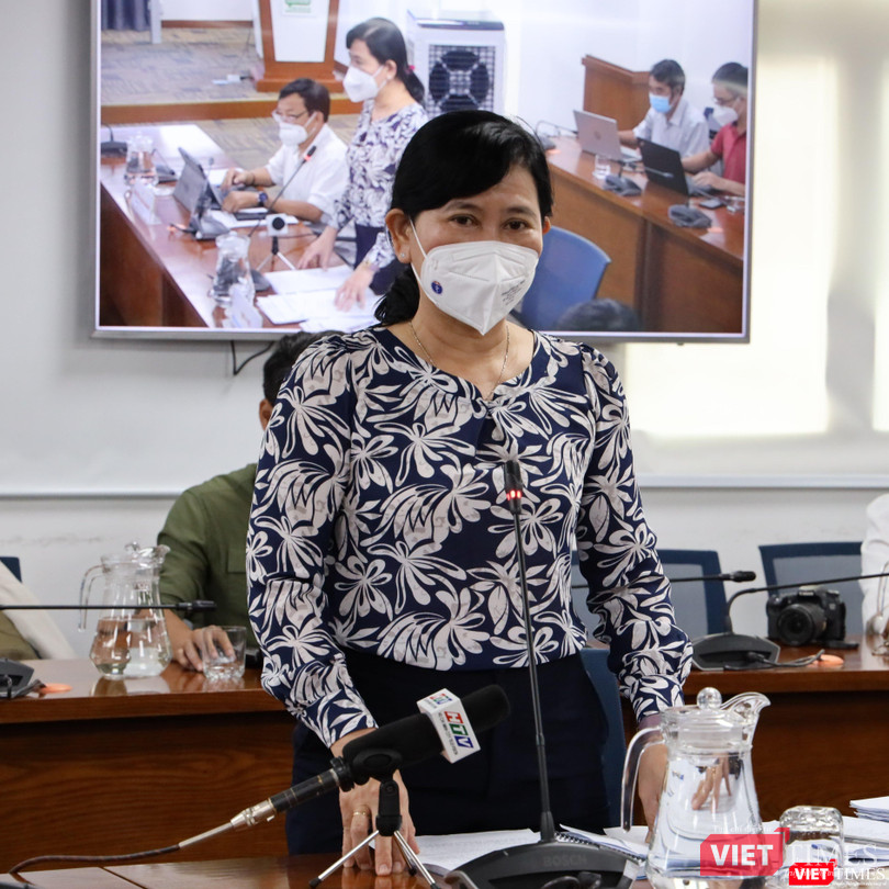 Chánh Văn phòng Sở Y tế Nguyễn Thị Huỳnh Mai phát biểu tại họp báo. Ảnh: Linh Nhi