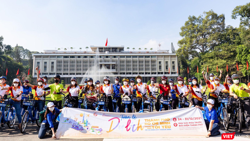 Đoàn lãnh đạo Thành phố và đại biểu tham gia chương trình đạp xe đạp diễu hành qua Dinh Độc Lập 