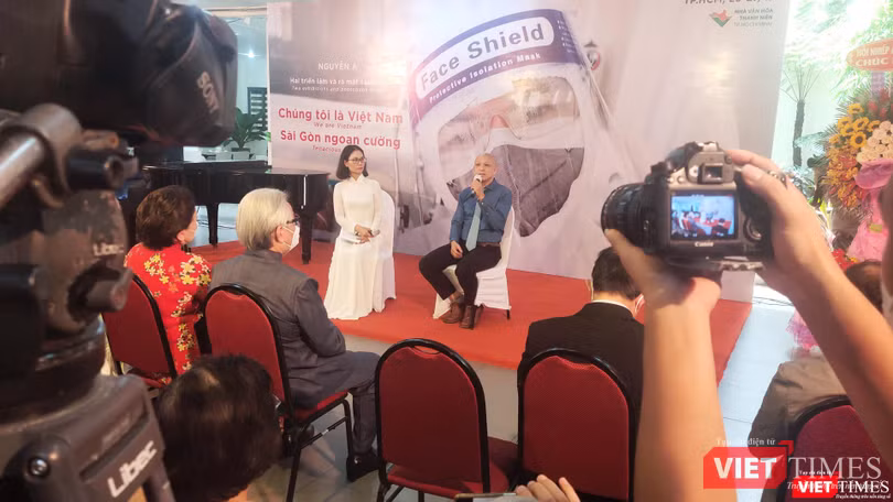 Nhiếp ảnh gia Nguyễn Á trong ngày ra mắt sách. Ảnh: Hoà Bình Nhiếp ảnh gia Nguyễn Á trong ngày ra mắt sách. Ảnh: Hoà Bình