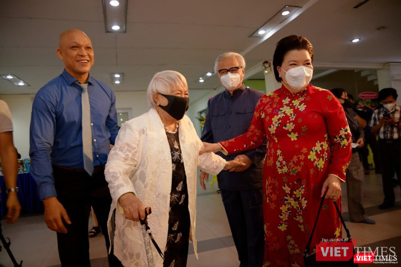 Nhiếp ảnh gia Nguyễn Á đón khách đến tham dự triển lãm