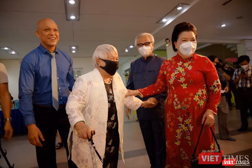 Nhiếp ảnh gia Nguyễn Á đón khách đến tham dự triển lãm Nhiếp ảnh gia Nguyễn Á đón khách đến tham dự triển lãm