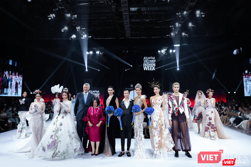 Hơn 40 bộ trang phục được đầu tư thiết kế và hoàn thành trong thời gian ngắn