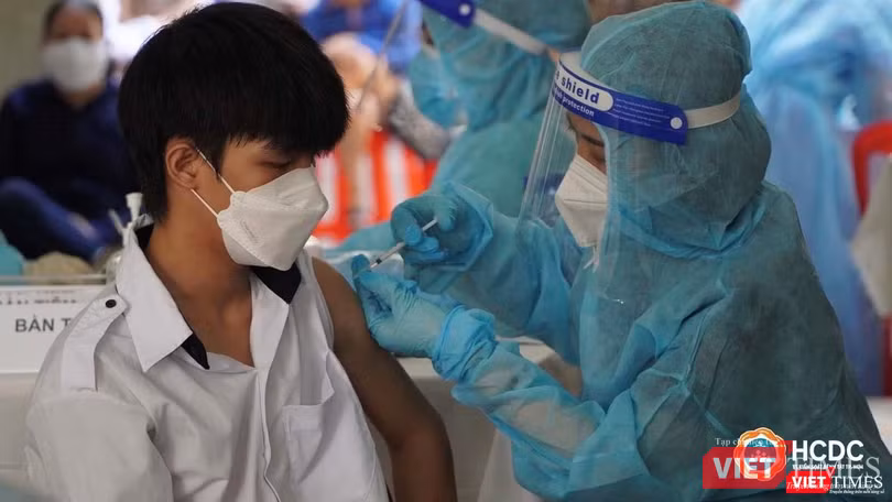 Tiêm vắc xin cho học sinh từ 12-17 tuổi ở TP.HCM. Ảnh: HCDC