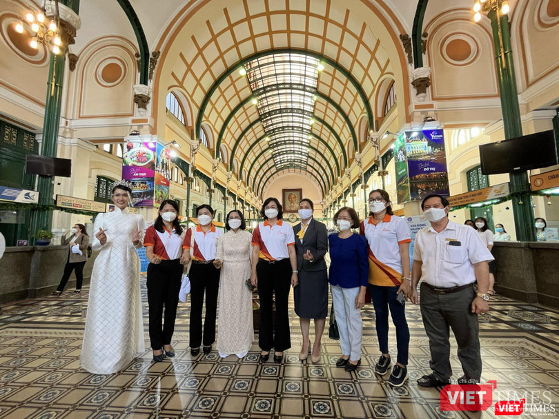 Đại biểu, khách mời tham quan Bưu điện TP.HCM sau Lễ phát động