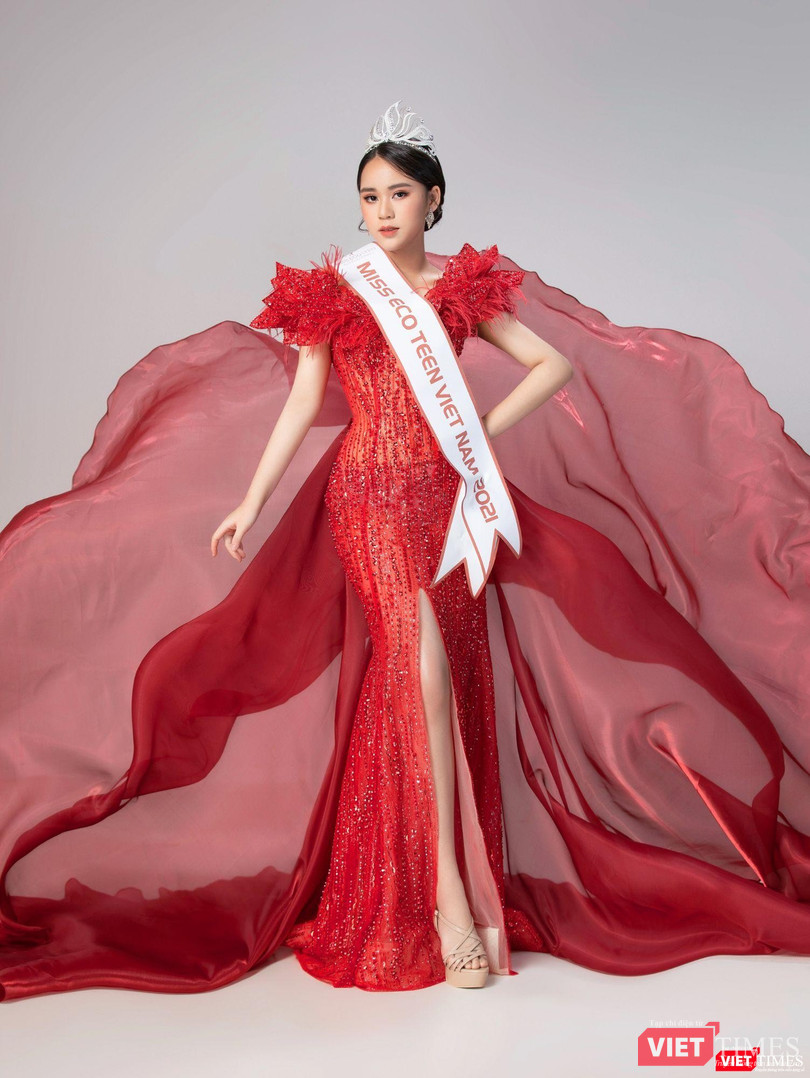 Trang phục Dạ hội Poinsettia Gown mà Vũ Huyền Diệu trình diễn trong đêm chung kết tại Ai Cập mang sắc đỏ như màu của Hoa Trạng Nguyên