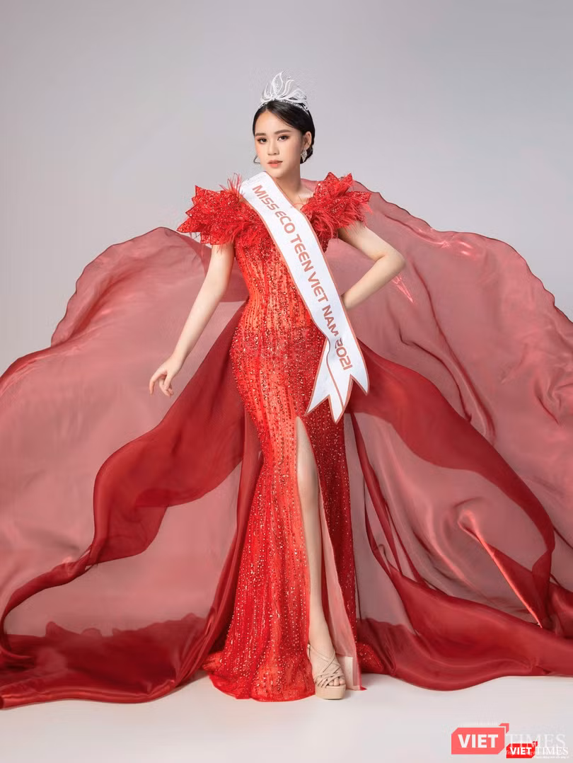 Trang phục Dạ hội Poinsettia Gown mà Vũ Huyền Diệu trình diễn trong đêm chung kết tại Ai Cập mang sắc đỏ như màu của Hoa Trạng Nguyên