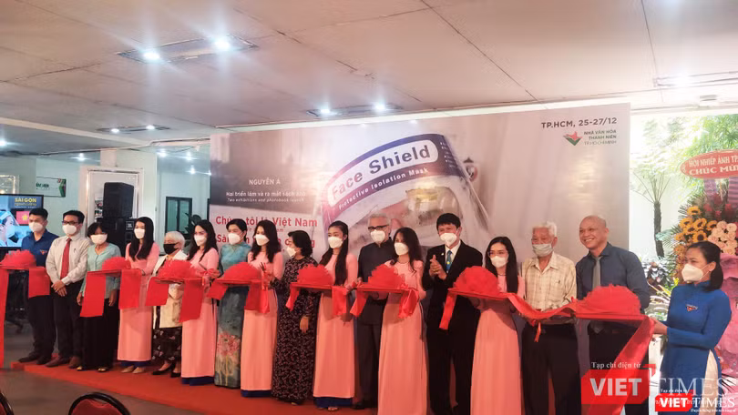 Cắt băng khai mạc triển lãm ảnh Nguyễn Á tại Nhà văn hoá Thanh Niên. Ảnh: Hoà Bình Cắt băng khai mạc triển lãm ảnh Nguyễn Á tại Nhà văn hoá Thanh Niên. Ảnh: Hoà Bình