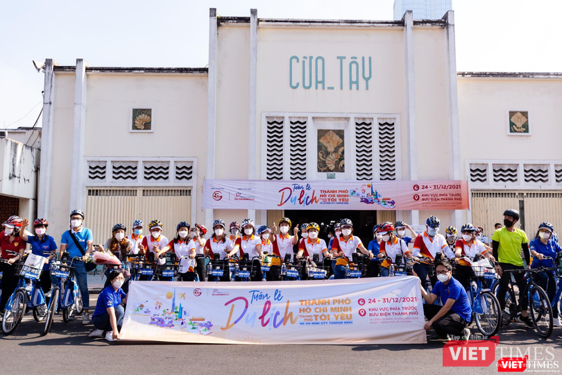 Đoàn lãnh đạo TP và đại biểu đạp xe đạp diễu hành qua Chợ Bến Thành