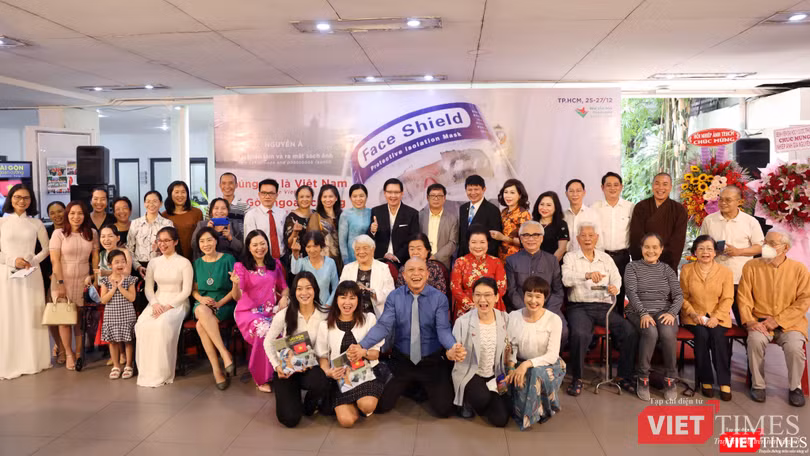 Độc giả xúc động đón nhận ấn phẩm mới của nhiếp ảnh gia Nguyễn Á Độc giả xúc động đón nhận ấn phẩm mới của nhiếp ảnh gia Nguyễn Á