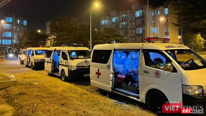 Những đoàn xe cấp cứu chở F0 xuyên đêm đi nhập viện - Ảnh: HCDC