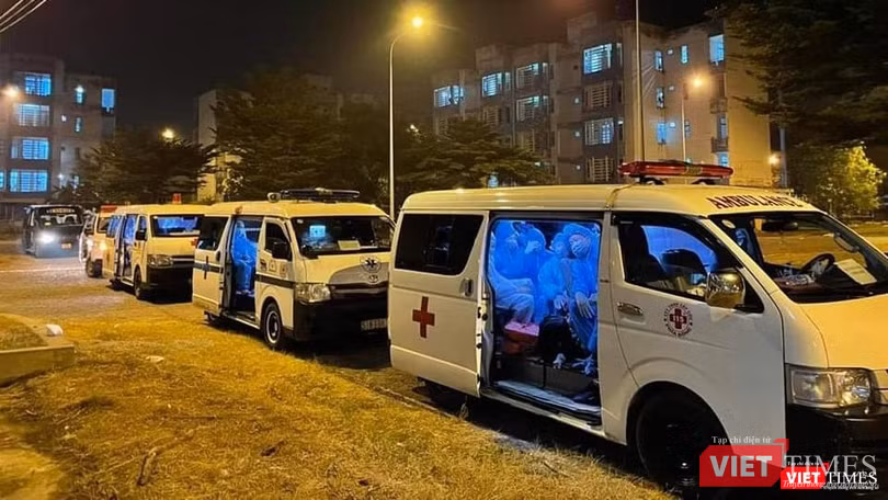 Những đoàn xe cấp cứu chở F0 xuyên đêm đi nhập viện - Ảnh: HCDC