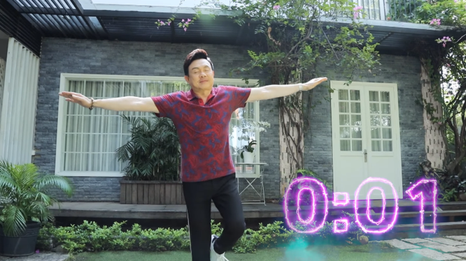 Nghệ sĩ Chí Tài trong video về thử thách đứng thăng bằng trên một chân (Ảnh cắt từ clip)