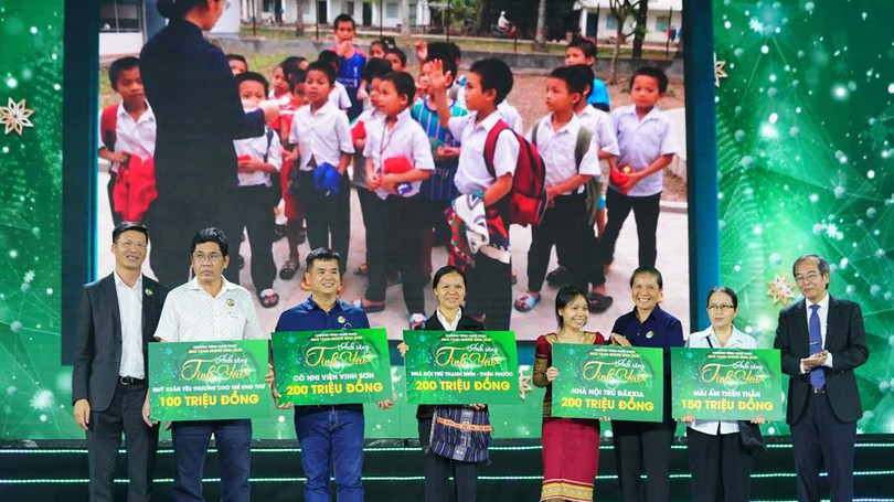 Chương trình nghệ thuật “Quà tặng Giáng sinh 2020 – Ánh sáng Tình yêu” trao 1 tỉ đồng tới các mái ấm (Ảnh: TB)