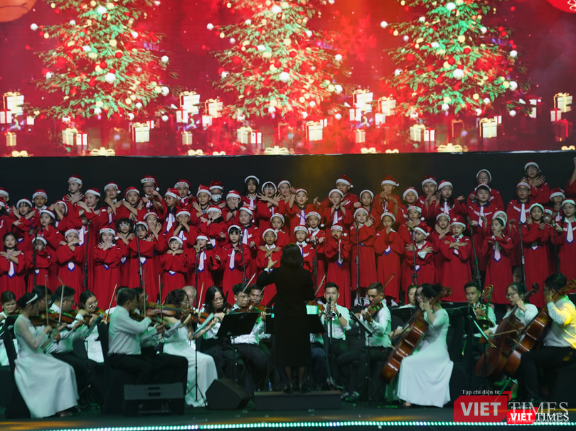Tiết mục biểu diễn với dàn hợp ca và ban nhạc lên đến 170 người cùng lúc trên sân khấu, thể hiện ca khúc "Oh christmas tree - Jingle bell" Tiết mục biểu diễn với dàn hợp ca và ban nhạc lên đến 170 người cùng lúc trên sân khấu, thể hiện ca khúc "Oh christmas tree - Jingle bell"