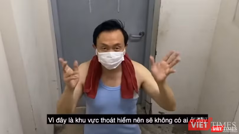 Nghệ sĩ Chí Tài-tập luyện trong thang bộ. Vì đây là khu vực thoát hiểm nên sẽ không có ai ở đây (Ảnh chụp video do nghệ sĩ chia sẻ) Nghệ sĩ Chí Tài-tập luyện trong thang bộ. Vì đây là khu vực thoát hiểm nên sẽ không có ai ở đây (Ảnh chụp video do nghệ sĩ chia sẻ)