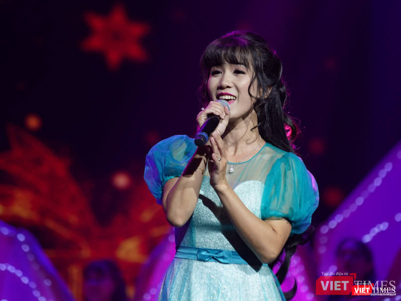 Không khí Noel trở nên rộn ràng khi ca sĩ Diệu Hiền xuất hiện lung linh trên sân khấu với giọng hát ngọt ngào qua bài hát "Đêm nay Noel về" Không khí Noel trở nên rộn ràng khi ca sĩ Diệu Hiền xuất hiện lung linh trên sân khấu với giọng hát ngọt ngào qua bài hát "Đêm nay Noel về"