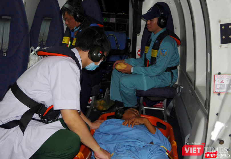 Bệnh nhân được đưa lên máy bay trực thăng