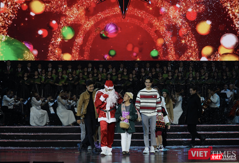 Cô bé bán diêm đầm ấm trong vòng tay của mọi người Cô bé bán diêm đầm ấm trong vòng tay của mọi người