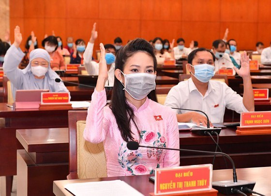 Đại biểu HĐND TP.HCM giơ tay biểu quyết thông qua các nghị quyết - Ảnh: Việt Dũng Đại biểu HĐND TP.HCM giơ tay biểu quyết thông qua các nghị quyết - Ảnh: Việt Dũng