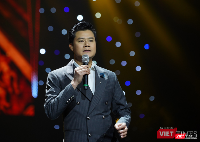 Ca sĩ Quang Dũng cuốn hút trên sân khấu với giọng hát trầm ấm qua ca khúc Cao cung lên Ca sĩ Quang Dũng cuốn hút trên sân khấu với giọng hát trầm ấm qua ca khúc Cao cung lên
