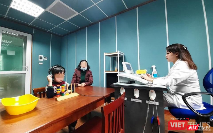 Bệnh nhân được đo sức nghe tại Trung Tâm thính học và Trị liệu ngôn ngữ (Ảnh: BVCC) Bệnh nhân được đo sức nghe tại Trung Tâm thính học và Trị liệu ngôn ngữ (Ảnh: BVCC)