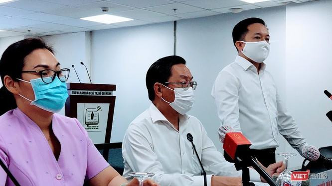 Bà Lê Thị Thanh Thảo (bên trái ảnh) – Chủ tịch UBND quận 6 (Ảnh: Hoà Bình)