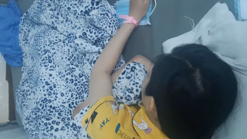 Nữ sinh tên N.T.N.Y., lớp 10, Trường THPT Vĩnh Xương (An Giang) đang được điều trị tại Bệnh viện Nhi Đồng 2 (TPHCM) sau vụ uống thuốc tự tử, để lại thư tuyệt mệnh cho rằng bị thầy cô đối xử chưa đúng ở trường (Ảnh: PL) 