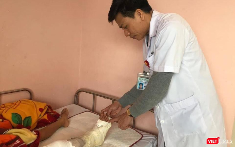 Bác sĩ Nguyễn Vũ Hoàng - Khoa Chỉnh hình Nhi, thăm khám chân cho cháu bé (Ảnh: BVCC) 