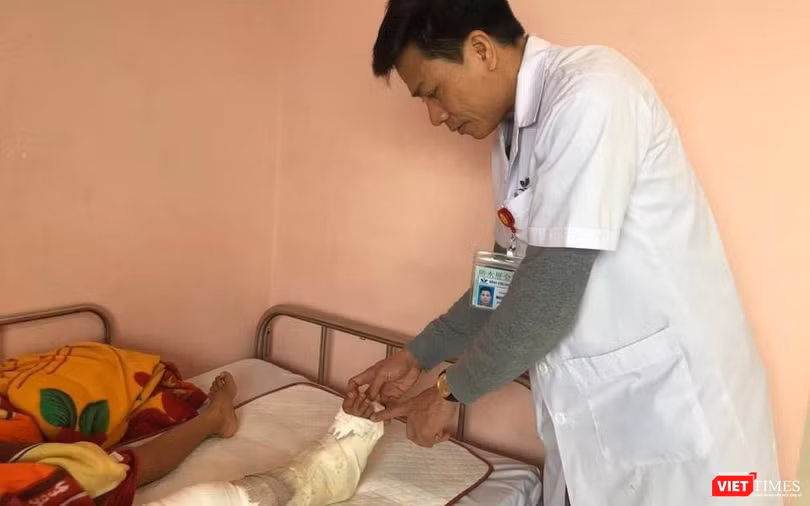 Bác sĩ Nguyễn Vũ Hoàng - Khoa Chỉnh hình Nhi, thăm khám chân cho cháu bé (Ảnh: BVCC) 