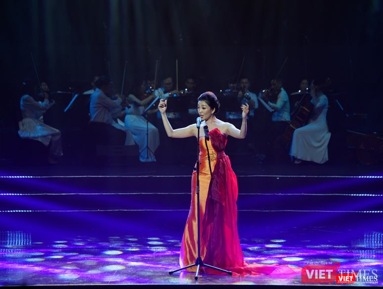 Nữ ca sĩ Phạm Thu Hà thể hiện cảm xúc qua giai điệu của bài hát Ave Maria Nữ ca sĩ Phạm Thu Hà thể hiện cảm xúc qua giai điệu của bài hát Ave Maria