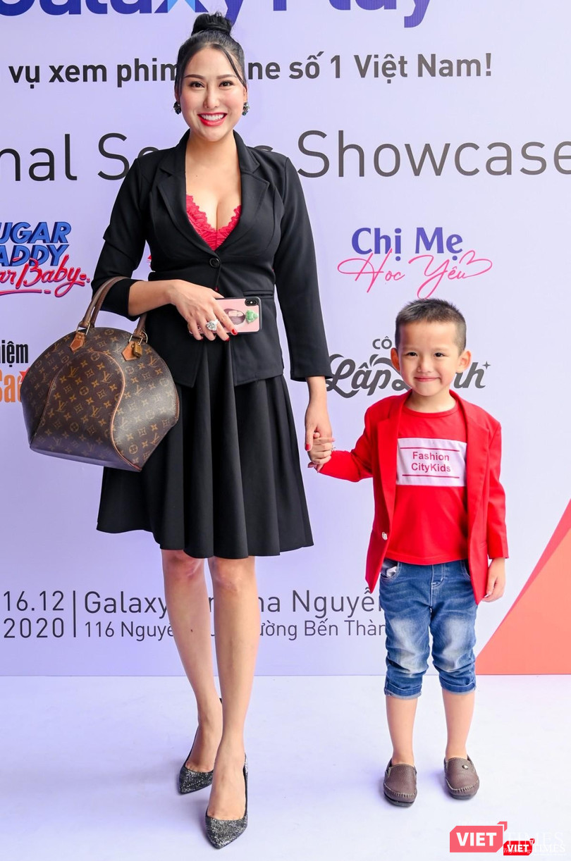 Diễn viên Phi Thanh Vân và con đến dự lễ ra mắt loạt phim độc quyền