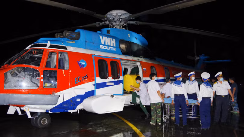 Chuyển bệnh nhân từ Đảo Trường Sa vào đất liền bằng trực thăng (Ảnh: BV 175) 