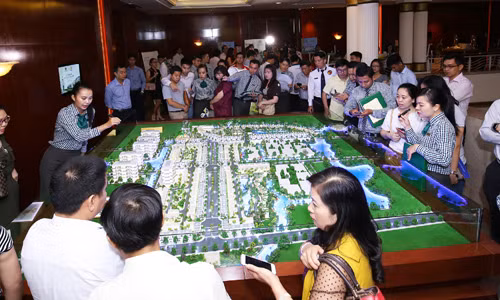 Môi giới bất động sản tại sự kiện mở bán một dự án. Ảnh: PV