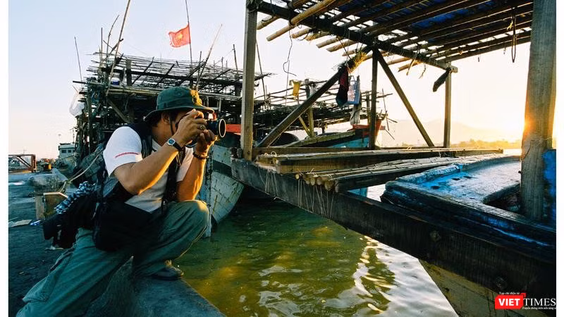 Nhiếp ảnh gia Trần Thế Phong và hành trình ảnh báo chí. Ảnh: NVCC