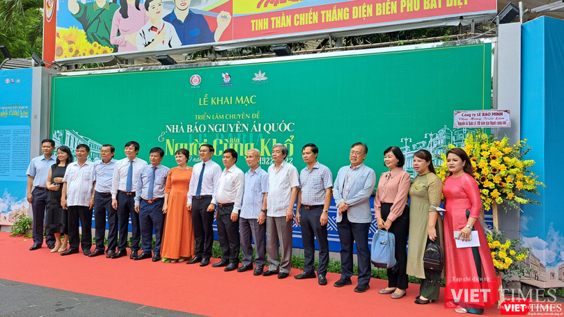 Khai mạc Triển lãm "Nhà báo Nguyễn Ái Quốc và 100 năm Báo Người cùng khổ". Ảnh: Hòa Bình Khai mạc Triển lãm "Nhà báo Nguyễn Ái Quốc và 100 năm Báo Người cùng khổ". Ảnh: Hòa Bình