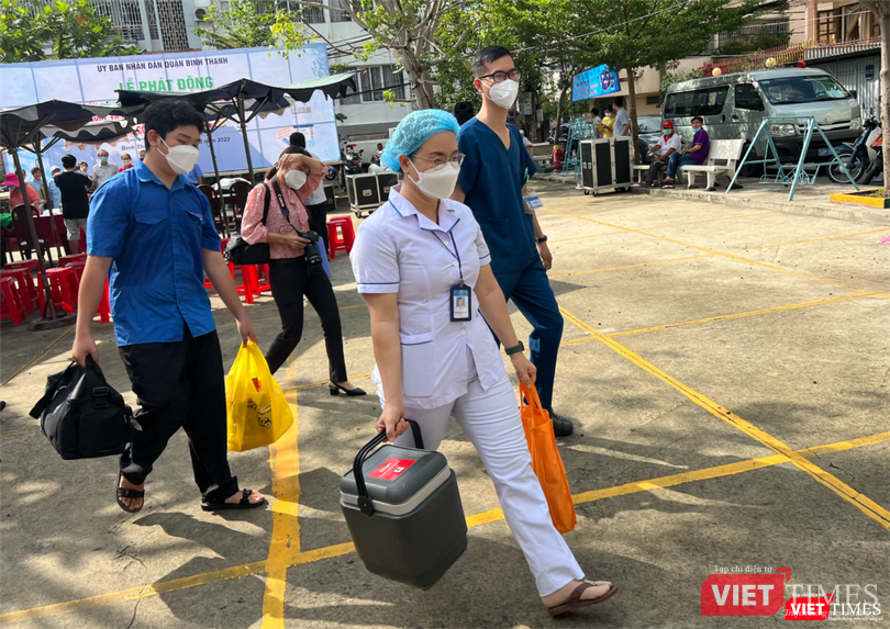 Tổ tiêm vắc xin tại nhà đi đến những hộ gia đình có người cao tuổi, người mắc bệnh mạn tính không thể đi lại được (Ảnh chụp ngày 14/06/2022)