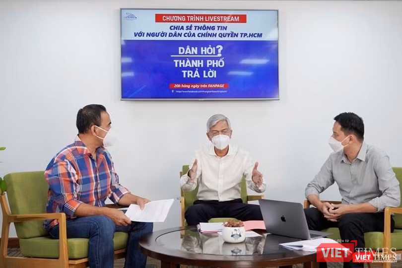 Phó Chủ tịch UBND TP.HCM Võ Văn Hoan giải đáp các thắc mắc của người dân tại chương trình livestream trên fanpage của TTBC